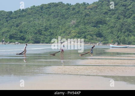 Goa, Indien - 8. Juli 2018 - Touristen auf Booten in der Nähe des Strand von Palolem - Goa Stockfoto