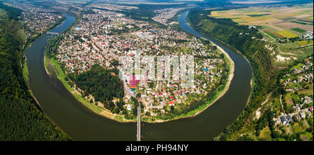 Luftaufnahme der Sommer Dnister River Canyon und berühmten ukrainischen Zalischyky Stadt biegen. Ternopil Region, Ukraine, Europa. Stockfoto