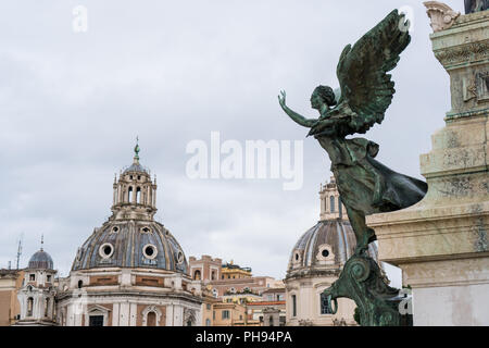 Spalte mit Statue von ein Engel auf Viktor-emanuel-Denkmal in Rom, Italien Stockfoto