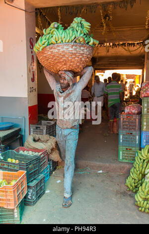 Mumbai, Indien - Juli 8, 2018-Anbieter auf dem Markt verkaufen Bananen Stockfoto