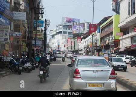 Goa, Indien - 8. Juli 2018 - Typische Verkehrssituation auf indischen Straße in Canacona - Goa Stockfoto