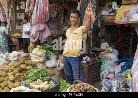 Mumbai, Indien - Juli 8, 2018-Anbieter auf dem Markt verkaufen Bananen Stockfoto