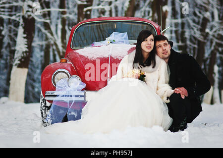 Hochzeitspaar im Winter in der Nähe von alte Oldtimer Stockfoto