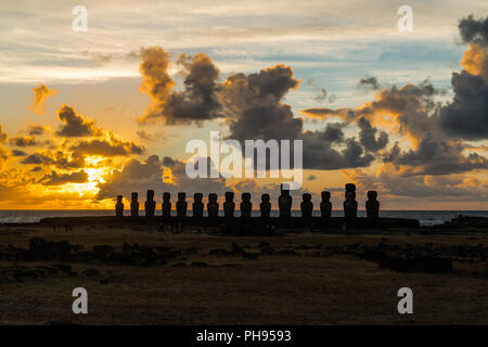 Ahu Tongariki bei Sonnenaufgang Stockfoto