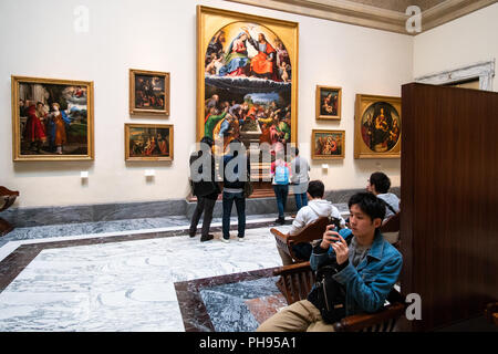 Vatikan, Rom - 07 März, 2018: Besucher an Gemälde in der Pinacoteca Galerie in der Vatikanischen Museen suchen Stockfoto