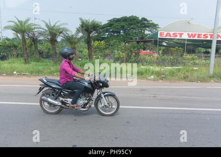 Goa, Indien - 8. Juli 2018 - Typische Verkehrssituation auf indischen Straße in Canacona - Goa Stockfoto