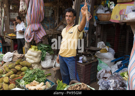 Mumbai, Indien - Juli 8, 2018-Anbieter am Markt für den Verkauf von Speisen - Indien Stockfoto