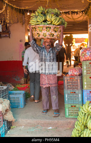 Mumbai, Indien - Juli 8, 2018-Anbieter auf dem Markt verkaufen Bananen Stockfoto