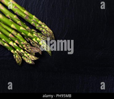 Frischen Spargel auf schiefer Stein Hintergrund Stockfoto