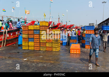 Mumbai, Indien - Juli 8, 2018-Anbieter auf dem Fischmarkt entladen und verkaufen Fische kommen frisch aus dem Meer Stockfoto