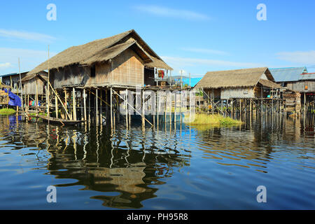 Gestelzt Häuser im Dorf auf dem Inle See Stockfoto