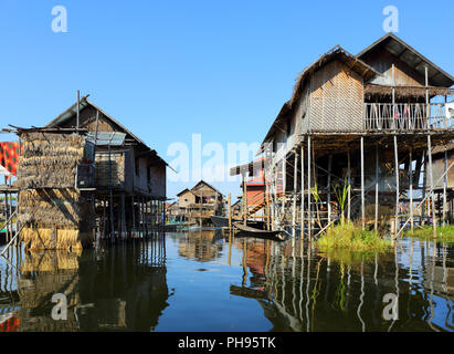 Gestelzt Häuser im Dorf auf dem Inle See Stockfoto