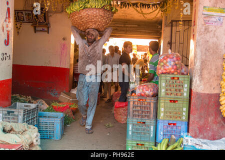 Mumbai, Indien - Juli 8, 2018-Anbieter auf dem Markt verkaufen Bananen Stockfoto