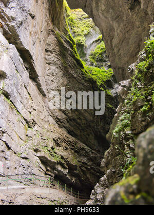 Einen eingezäunten Weg durch einen tiefen und sehr kleine Schlucht Stockfoto