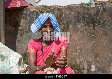 Goa, Indien - 8. Juli 2018 - Traditionelle Frauen mit Sari auf dem Markt Goa - Indien Stockfoto