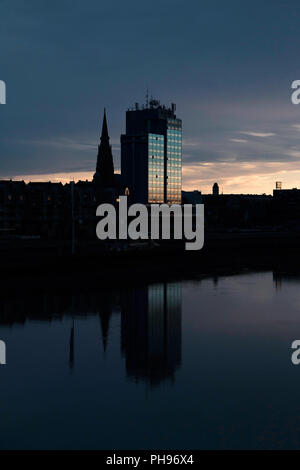 Osijek Panorama und katholischen Dom bei Nacht von der Brücke Stockfoto