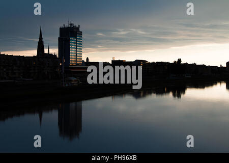 Osijek Panorama und katholischen Dom bei Nacht von der Brücke Stockfoto