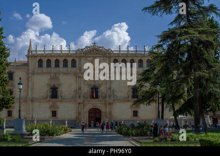 Alcala de Henares, Madrid, Spanien; August 2018: Universität von Alcala Fassade zum UNESCO-Weltkulturerbe und ist einer der ältesten europäischen Univers Stockfoto