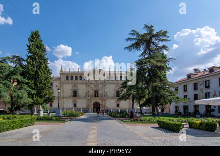 Alcala de Henares, Madrid, Spanien; August 2018: Universität von Alcala Fassade zum UNESCO-Weltkulturerbe und ist einer der ältesten europäischen Univers Stockfoto