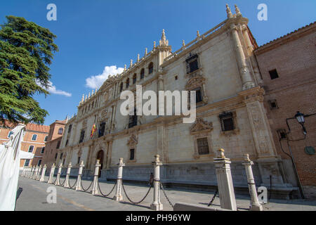 Alcala de Henares, Madrid, Spanien; August 2018: Universität von Alcala Fassade zum UNESCO-Weltkulturerbe und ist einer der ältesten europäischen Univers Stockfoto