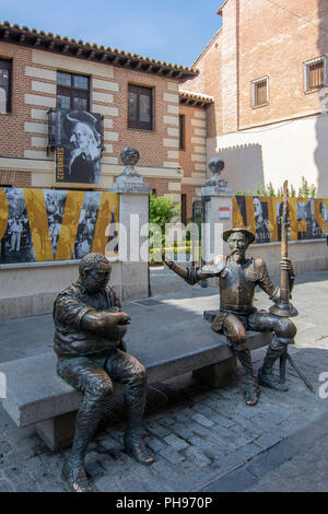 Alcala de Henares, Madrid, Spanien; August 2018: Statuen von Don Quijote de la Mancha und Sancho Panza vor dem Haus des berühmten spanischen Schriftsteller Mig Stockfoto