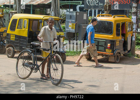 Goa, Indien - 8. Juli 2018 - Radfahrer in typische Verkehrssituation auf indischen Straße in Canacona - Goa Stockfoto