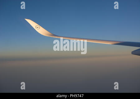 Mumbai, Indien - 8. Juli 2018 - Luftbild vom Flugzeug auf Flugzeug Flügel des Airbus A330 Stockfoto