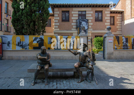 Alcala de Henares, Madrid, Spanien; August 2018: Statuen von Don Quijote de la Mancha und Sancho Panza vor dem Haus des berühmten spanischen Schriftsteller Mig Stockfoto