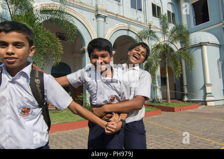 Mangalore, Indien - 8. Juli 2018 - Hochschule Jungen aus St. Aloysius High School ihre freie Zeit vor der Hochschule in Manglore genießen - Indien Stockfoto