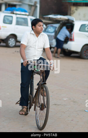 Goa, Indien - 8. Juli 2018 - Radfahrer in typische Verkehrssituation auf indischen Straße in Canacona - Goa Stockfoto