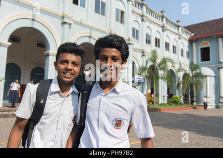 Mangalore, Indien - 8. Juli 2018 - Hochschule Jungen aus St. Aloysius High School ihre freie Zeit vor der Hochschule in Manglore genießen - Indien Stockfoto