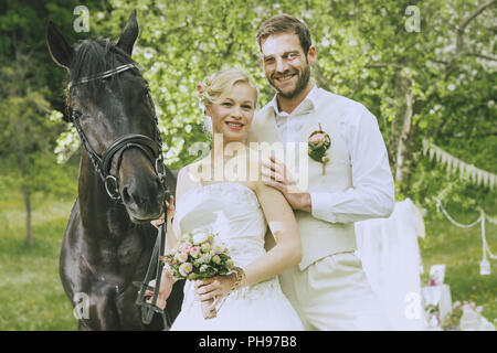 Brautpaar Hochzeit im Garten Stockfoto