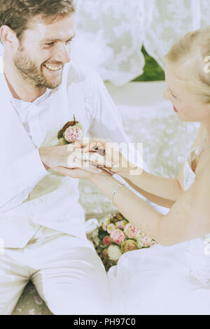 Garten Hochzeit Ringe austauschen Stockfoto