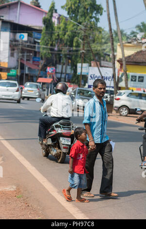 Goa, Indien - 8. Juli 2018 - Mann mit seinem Jungen, auf den indischen Straße in Canacona - Goa Stockfoto