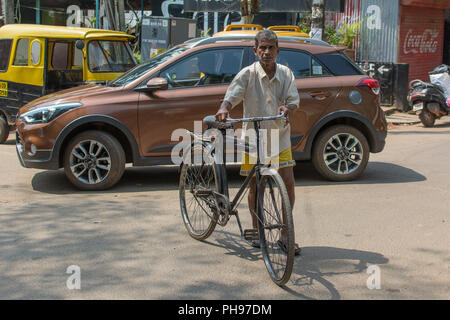 Goa, Indien - 8. Juli 2018 - Radfahrer in typische Verkehrssituation auf indischen Straße in Canacona - Goa Stockfoto