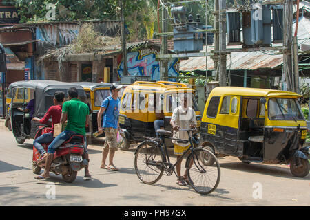 Goa, Indien - 8. Juli 2018 - Radfahrer in typische Verkehrssituation auf indischen Straße in Canacona - Goa Stockfoto