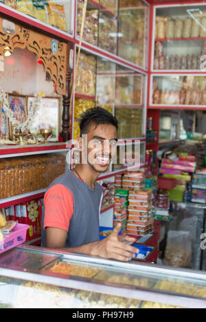 Mumbai, Indien - Juli 8, 2018-Anbieter auf den Verkauf von Süßigkeiten und Nahrungsmittel - Indien Stockfoto