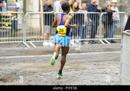 Afrikanische Läufer schnell bei einem Marathon in Rom läuft mit einer Menge ihn beobachtete Stockfoto