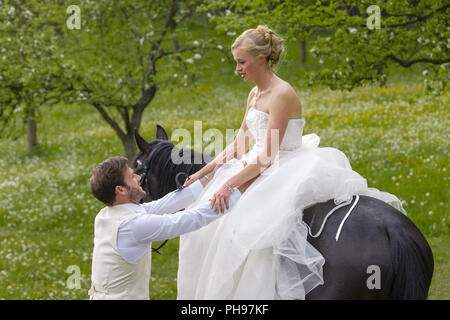 Braut auf Pferd Stockfoto
