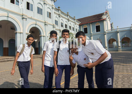 Mangalore, Indien - 8. Juli 2018 - Hochschule Jungen aus St. Aloysius High School ihre freie Zeit vor der Hochschule in Manglore genießen - Indien Stockfoto