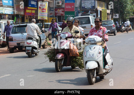 Goa, Indien - 8. Juli 2018 - Typische Verkehrssituation auf indischen Straße in Canacona - Goa Stockfoto