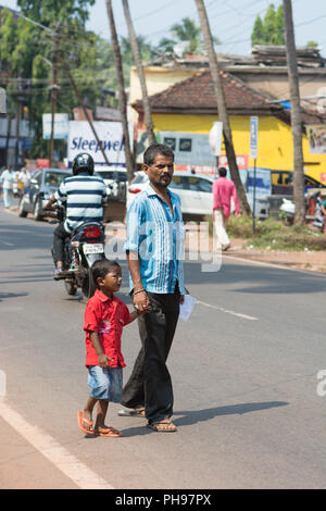 Goa, Indien - 8. Juli 2018 - Mann mit seinem Jungen, auf den indischen Straße in Canacona - Goa Stockfoto