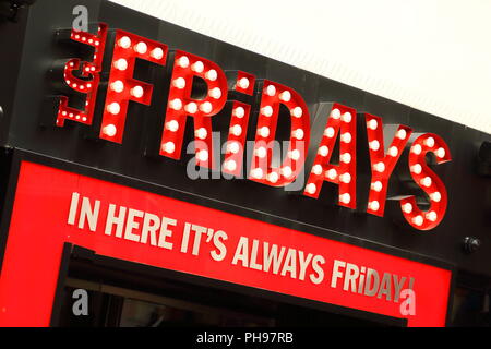 TGI Friday's Schild am Leicester Square, London, UK Stockfoto