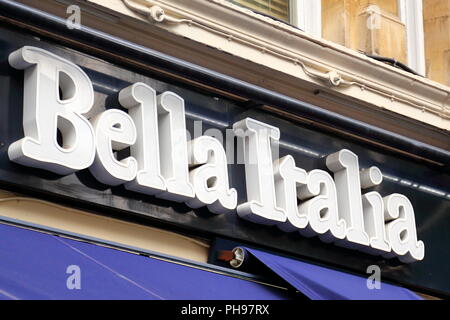 Bella Italia Schild über dem italienischen Restaurant am Leicester Square, London, Großbritannien Stockfoto