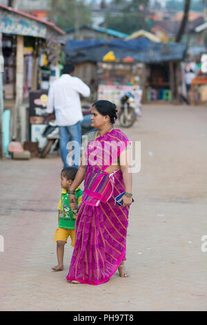 Goa, Indien - Juli 8, 2018 - Frauen in indischen Straße in Gokarna Stockfoto