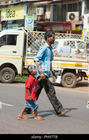 Goa, Indien - 8. Juli 2018 - Mann mit seinem Jungen, auf den indischen Straße in Canacona - Goa Stockfoto