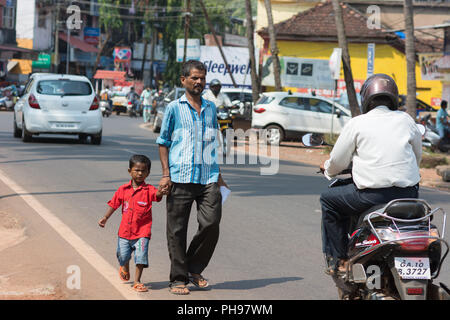 Goa, Indien - 8. Juli 2018 - Mann mit seinem Jungen, auf den indischen Straße in Canacona - Goa Stockfoto