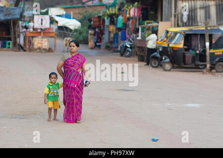 Goa, Indien - Juli 8, 2018 - Frauen in indischen Straße in Gokarna Stockfoto