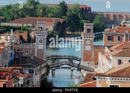 Überblick über eine schöne alte Nachbarschaft und Kanal in den frühen Morgen. Von einem Kreuzfahrtschiff in Venedig, Italien fotografiert. Die Person ist nicht Reco Stockfoto