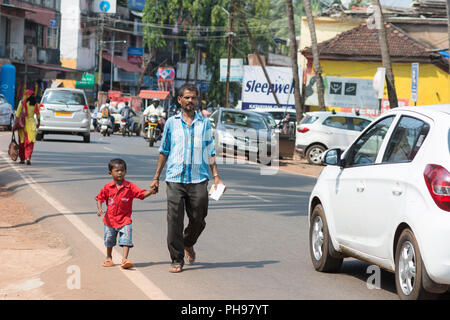 Goa, Indien - 8. Juli 2018 - Mann mit seinem Jungen, auf den indischen Straße in Canacona - Goa Stockfoto